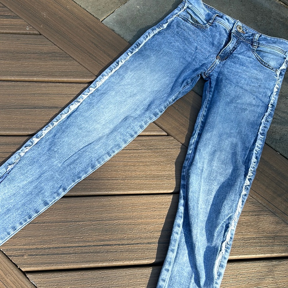 STUDIO F DISTRESSED DENIM JEANS